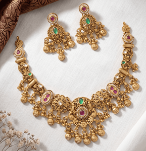 Parure de collier ras-du-cou tendance en chaîne torsadée plaqué or antique indien avec boucles d'oreilles assorties ornées de pierres rubis et émeraudes - Product Image 1