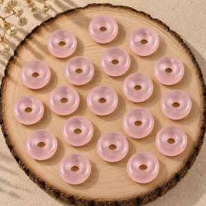 Colgante de Cuarzo Rosa Liso en Forma de Donut de 15mm, Gema para Sanación con Cristales, Diseño de Energía Reiki para Fabricación de Joyas al por Mayor - Product Image 6