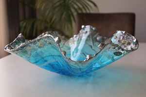 Cuenco decorativo hecho a mano con diseño de geoda en resina epoxi de colores oceánicos medianos. - Product Image 5