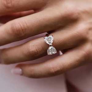 Bague en moissanite à double pierre taille cœur style nœud pour femme, plaqué or, argent 925 véritable, cadeau idéal pour anniversaire ou promesse pour les amoureux - Product Image 4