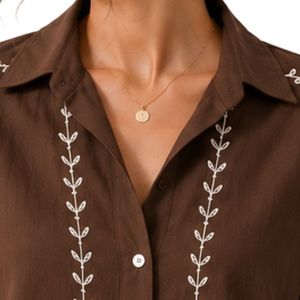 Camisa corta de lino bordada en color marrón personalizada para mujer, de manga corta, con botones, informal, para verano, con logotipo personalizado y etiqueta privada. - Product Image 5