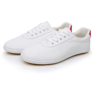 Nouveauté, logo personnalisé disponible, équipement d'arts martiaux en cuir PU, chaussures de sport pour karaté, taekwondo, entraînement sportif, en vente - Product Image 1