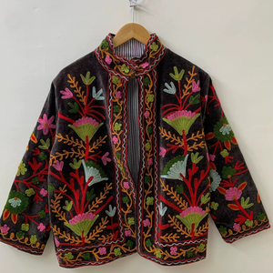 Veste en velours brodée Suzani pour femmes, veste courte florale, veste ethnique bohème d'hiver, faite à la main - Product Image 1