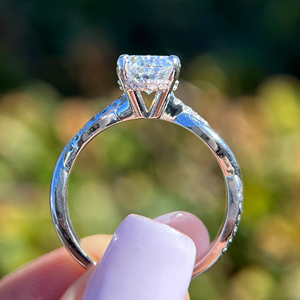 Anillo de Compromiso y Boda Clásico con Diamante Ovalado de 2.75 Quilates Cultivado en Laboratorio, Certificado IGI, Engaste Invisible en Oro, para Fiestas - Product Image 4