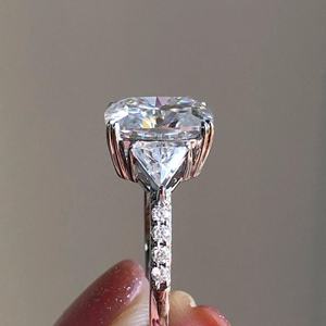 La mejor calidad 4,90 CT EF VVS Cojín alargado Triángulo Moissanite Plata de ley Rodio Plateado Ajuste de Punta Anillo IGI - Product Image 2