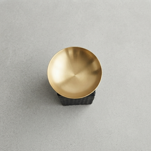 Brûleur à bakhoor moderne en métal doré sur un support en pilier noir texturé, design contemporain saisissant pour la fragrance d'intérieur - Product Image 4