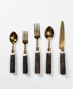 Ensemble de couverts minimalistes de style glamour en or avec poignées en résine texturée noire, couverts de mariage, ensemble de 5 pièces, vaisselle, ensemble de couverts de table - Product Image 1