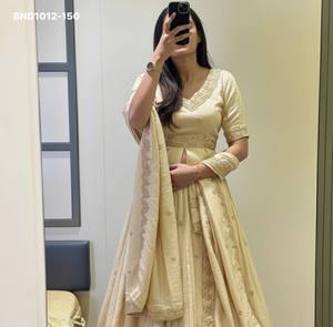 Colección Premium de Lehenga de Seda Chinon con Bordado de Lentejuelas y Blusa con Abertura Frontal Larga y Dupatta con Trabajo de Corte, Colección de Moda Femenina - Product Image 3