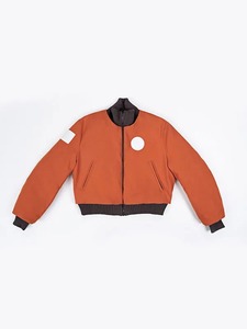 เสื้อแจ็คเก็ตบอมเบอร์สีส้มสำหรับผู้ชาย Trex Export พร้อมดีไซน์ป้ายสีขาว คอปกพับได้ ปิดด้วยซิป สไตล์ลำลอง ความยาวสั้น - Product Image 5