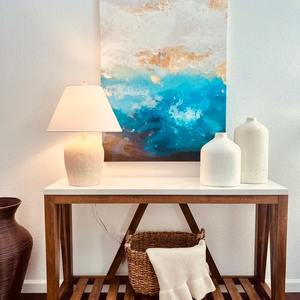 Mesa Consola Moderna Estilo Rústico con Superficie de Piedra Blanca, Base de Madera Natural y Estante Inferior de Listones, Mueble para Entrada - Product Image 1