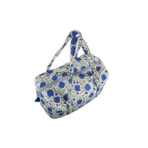 Sac de voyage matelassé vintage en coton biologique fait main, avec deux poignées, couleur unie, fermeture ouverte, idéal pour l'automne - Product Image 4