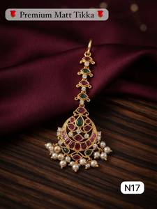 Maang Tikka Premium en Oro Mate con Perlas Kundan, Joyería para la Frente de Novia, Accesorio Tradicional Indio para el Cabello de Mujer - Product Image 3