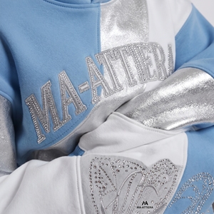 Conjunto Deportivo para Mujer con Sudadera Azul Claro y Blanca con Parches Metálicos, Pantalones Anchos con Pedrería, Ropa Urbana Personalizada - Product Image 5