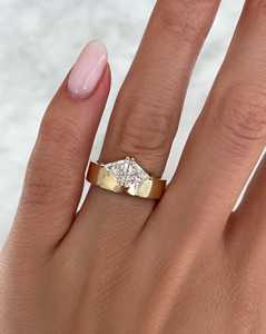 Anillo de Compromiso Personalizado con Diamante Cultivado en Laboratorio de Corte Trillón de 1.31 Quilates, Oro Sólido de 14K, Banda Ancha Tipo Cigarro, Anillo Solitario Minimalista - Product Image 2