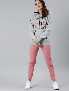 Sudadera con Capucha Gris para Mujer con Estampado de Distanciamiento Social, Mezcla de Algodón, Estilo Casual, Bolsillos Delanteros con Logotipo, Estilo Otoñal - Product Image 6