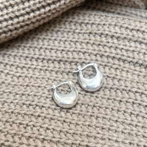 Pendientes de Aro Minimalistas de Latón Plateado con Forma de Cúpula, Regalo para Mujer, Certificados - Product Image 4