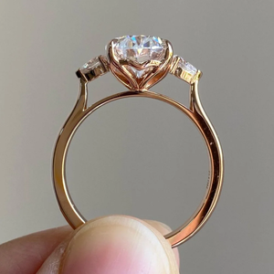 Anillo de Oro Rosa con Moissanita Blanca Ovalada de Corte Completo, Engaste de Garras, Clásico para Mujer - Product Image 1