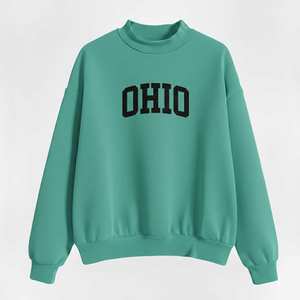 Sudadera de cuello alto oversize para mujer, de alta calidad, personalizada, con logo frontal en tejido de rizo, bordada, de hombros caídos y peso pesado. - Product Image 2