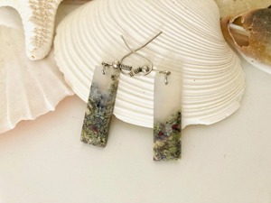 Boucles d'oreilles en résine faites à la main avec des inclusions naturelles, design goutte tendance, artisanat exquis - Product Image 5
