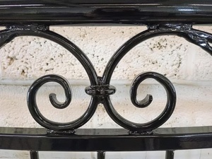 Balustrade de balcon traditionnelle en fer forgé à fixer au mur ; résistante à la rouille, facile à assembler, avec un design supérieur stylisé. - Product Image 6