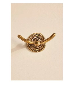 Porte-serviettes mural en métal au design élégant et courbé, écologique, durable, taille et couleur personnalisables pour les maisons modernes - Product Image 1