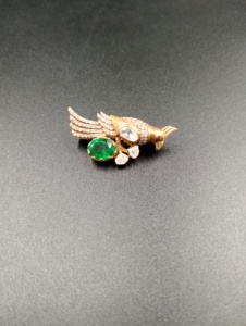 Broche vintage en argent 925 de luxe Amaira Jewels avec incrustation d'émeraudes et de diamants, forme d'oiseau, cadeau unisexe - Product Image 1