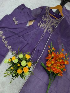 Ensemble Kurti en soie froissée élégant pour les occasions spéciales, avec broderies et dupatta de 2,2 mètres – Collection - Product Image 4