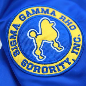 เสื้อแจ็คเก็ตบอมเบอร์ Sigma Gamma Rho SGRHO สีน้ำเงินรอยัล 100% โพลีเอสเตอร์ ปักลายตราสัญลักษณ์ กันน้ำ กันลม สำหรับชมรมนักศึกษากรีก - Product Image 6