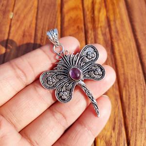 Pendentif en pierre précieuse en forme de papillon naturel pour l'énergie positive, la guérison émotionnelle et la mode bohème, disponible à la vente - Product Image 2