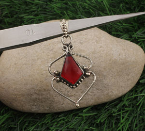 Pendentif en argent sterling 925 plaqué platine avec quartz rouge naturel, pierre précieuse rouge vintage artisanale, bijoux fins unisexes - Product Image 1