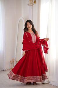 Robe Anarkali en soie Vichitra lourde avec broderie Jari et travail de sequins, manches Churidar, dupatta assorti (MPY 72) DC - Product Image 2