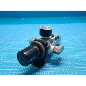 Régulateur-filtre SMC AW3050-03BG-R d'occasion – Pièces détachées d'équipement semi-conducteur d'époque - Product Image 1