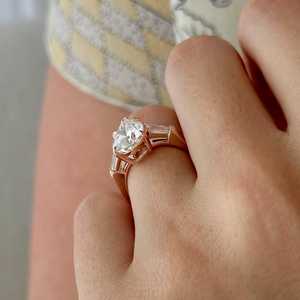 Bague à trois pierres en diamant de laboratoire taille poire 3 carats E VVS2, bague à trois pierres taille poire et baguette, bague trilogie en or rose, certifiée IGI - Product Image 3