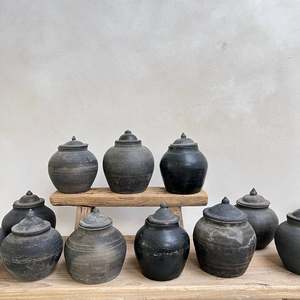 Pot d'apothicaire décoratif antique en argile, récipient de rangement rustique en terre cuite noire, accent de décoration vintage pour la maison de style ferme - Product Image 3