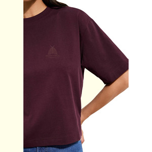 Camiseta personalizada transpirable para mujer, 100% algodón, tejido jersey, cuello simulado, hombros caídos, estilo oversized, estampada. - Product Image 4