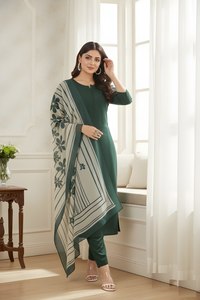 Ensemble Kurta et pantalon en soie romaine verte avec dupatta en coton imprimé numérique, col rond, longueur mollet, tenue ethnique pour femmes du M au XXL - Product Image 3