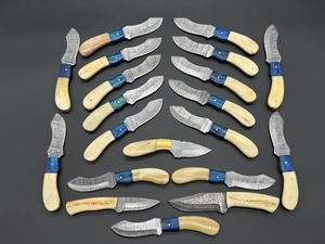 Couteau de chasse en acier Damas, lame à pointe clip, manche en os avec intercalaire bleu, couteau EDC à lame fixe de 7 pouces avec étui - Product Image 4