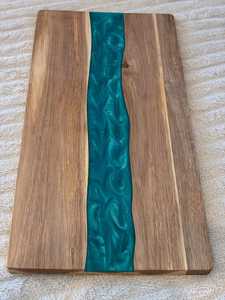 Planche à découper artisanale en bois d'acacia et résine époxy, de qualité supérieure, décorative, pour la cuisine, la préparation des aliments et le service, résistante et robuste. - Product Image 6
