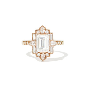 Bague de fiançailles en or jaune 14 carats avec diamant de laboratoire taille émeraude style Art Déco - Product Image 3