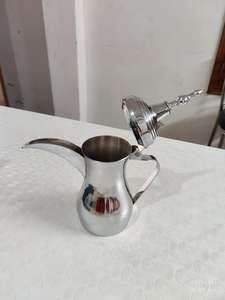 Artículo de diseño tradicional árabe llamado cafetera o Dallah, hecho de metal fino de calidad de exportación. - Product Image 2
