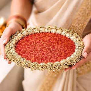 Centre de table de mariage en céramique rouge glamour, rond, sculpté, avec bordure perlée dorée, décoration artisanale - Product Image 5