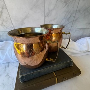 Mug en cuivre simple avec poignée, idéal pour le thé, le café, l'eau et l'utilisation quotidienne en cuisine. Vaisselle en cuivre saine, provenant d'Inde. - Product Image 1