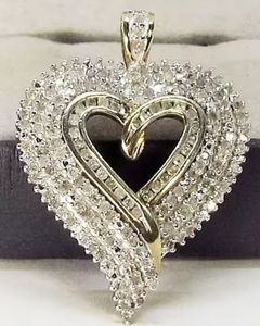 Colgante de corazón con diamantes de moissanita VVS, colgante de dos tonos estilo hip hop, colgante de plata 925 con incrustaciones de diamantes, colgante de corazón abierto grande para ella. - Product Image 1