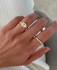 แหวนเพชรทรงรี 1 กะรัต เพชรเลี้ยงในห้องปฏิบัติการ ทองคำแท้ 14K สีเหลืองทอง แหวนหมั้นแบบโซลิแทร์ ตัวเรือนแบบ 4 กรงเล็บ รับรองโดย IGI ความใส VS+ สี D-F - Product Image 1