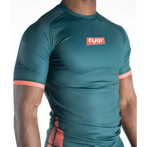 ชุดเสื้อรัดกล้ามเนื้อแขนสั้นและกางเกงขาสั้นสำหรับผู้ชาย สีเขียวเข้มขอบสีส้ม สำหรับออกกำลังกาย ฟิตเนส เล่นกีฬา - Product Image 2