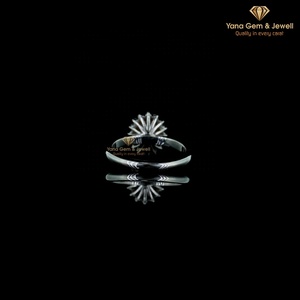 Bague de fiançailles classique à taille ovale 1,00 carat avec halo floral, diamant de laboratoire CVD, or massif 14K, certifié IGI, clarté VVS2, couleur D - Product Image 3