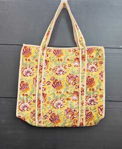 Sac fourre-tout en coton matelassé à imprimé floral fait main vintage avec fermeture éclair, lavable, pour la plage et le shopping - Product Image 2