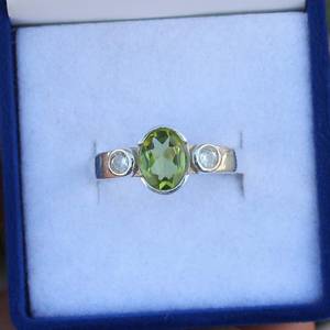 Bague délicate en péridot, pierre ovale, argent sterling 925, élégante bague de fiançailles ou de promesse, cadeau pour elle, bijoux - Product Image 5