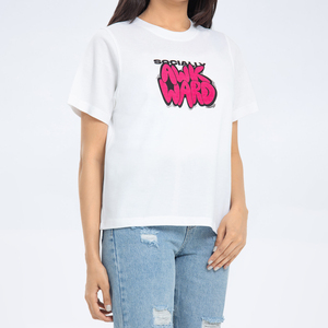 Camiseta Blanca de Manga Corta con Cuello Redondo y Estampado de Grafiti Rosa, Corte Regular, Estilo Casual para Hombre - Product Image 1