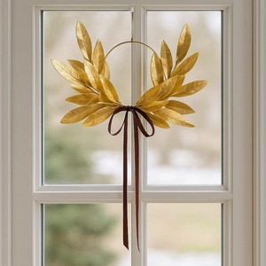 Corona de laurel dorada con aro minimalista decorado con hojas ascendentes y una larga y elegante cinta marrón para decoración - Product Image 1